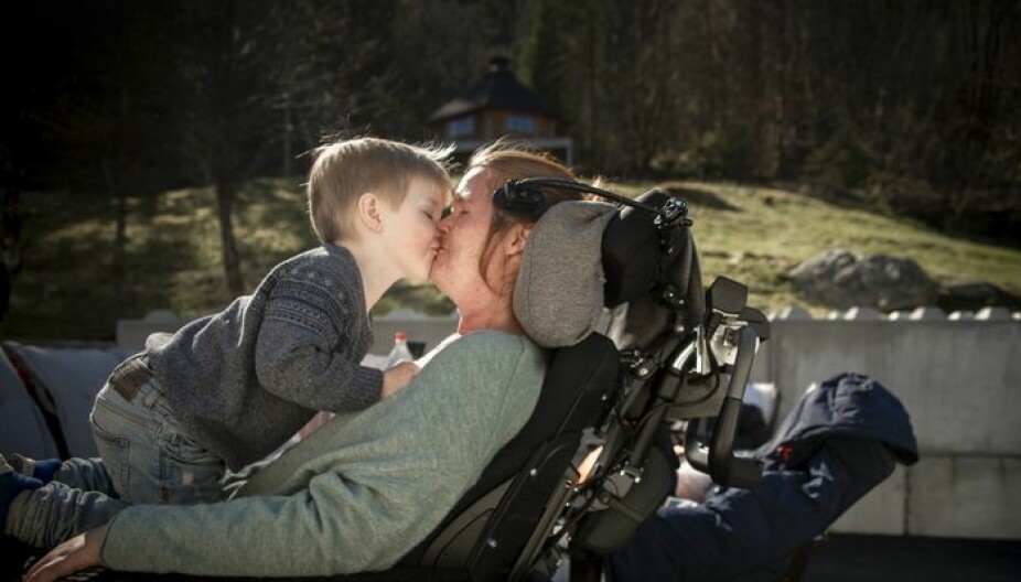 UHELBREDELIG SYK MAMMA: ALS-rammede Vivian Brosvik sammen med sønnen Isak. Det var etter at Isak ble født, at Vivian merket at noe var alvorlig galt, og hun ble etter hvert diagnostisert med ALS. UHELBREDELIG SYK MAMMA: ALS-rammede Vivian Brosvik sammen med sønnen Isak. Det var etter at Isak ble født, at Vivian merket at noe var alvorlig galt, og hun ble etter hvert diagnostisert med ALS.