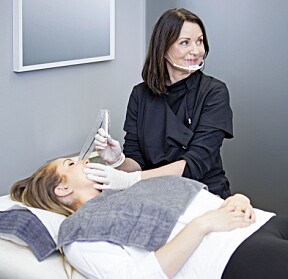 <b>PÅ JOBB:</b> Slik sitter Solvår 8–10 timer om dagen på jobb. Her demonstrerer hun kosmetisk tatovering på lepper. Hun må være stødig på hånden. <b>PÅ JOBB:</b> Slik sitter Solvår 8–10 timer om dagen på jobb. Her demonstrerer hun kosmetisk tatovering på lepper. Hun må være stødig på hånden.