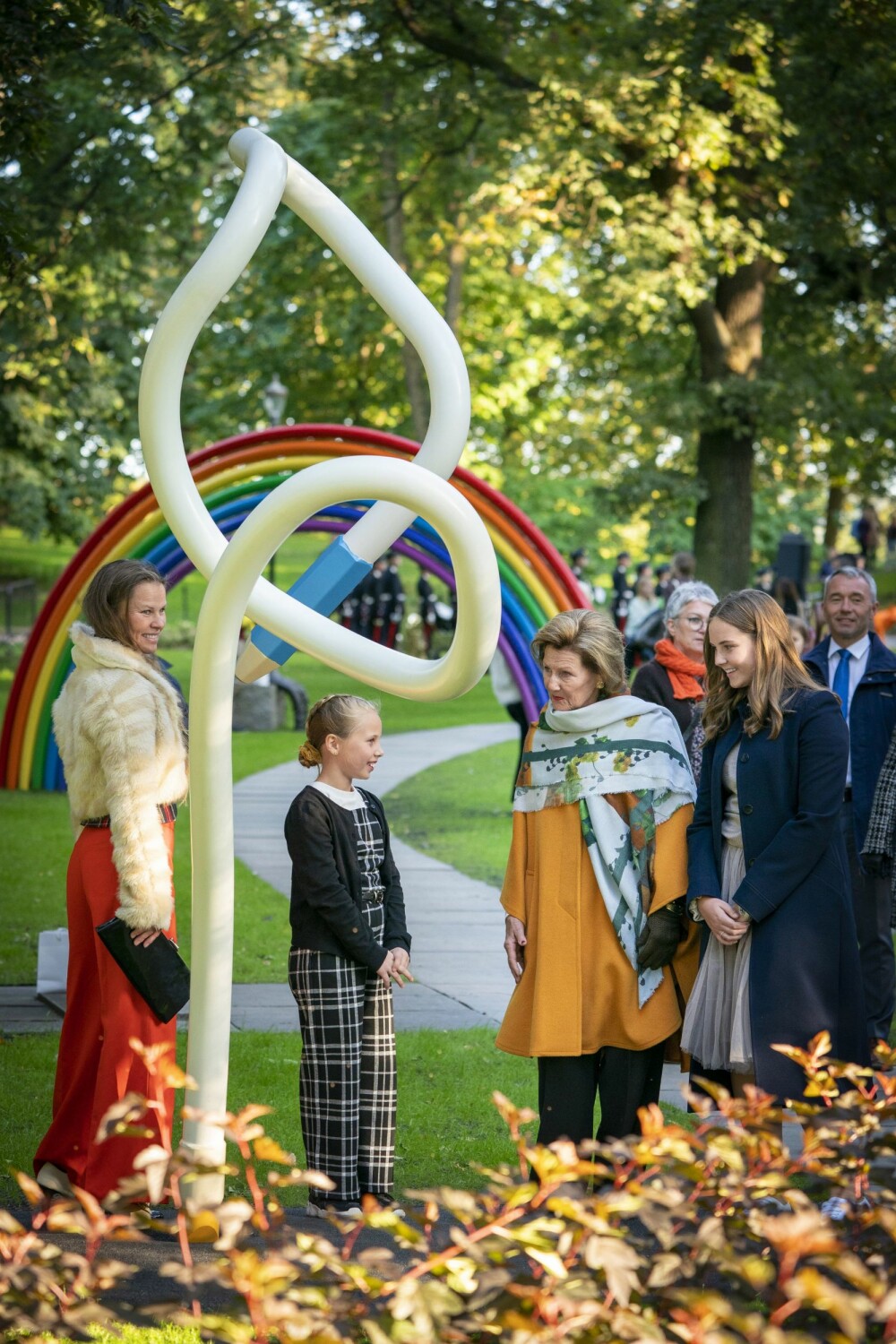 <b>                        FIKK ROS:</b> De to kongelige var imponerte over skulpturen «Tallblyant på rømmen» som er laget etter en tegning til femteklassingen Lise Margrethe Kjernvold fra Vaulen skole i Stavanger.             