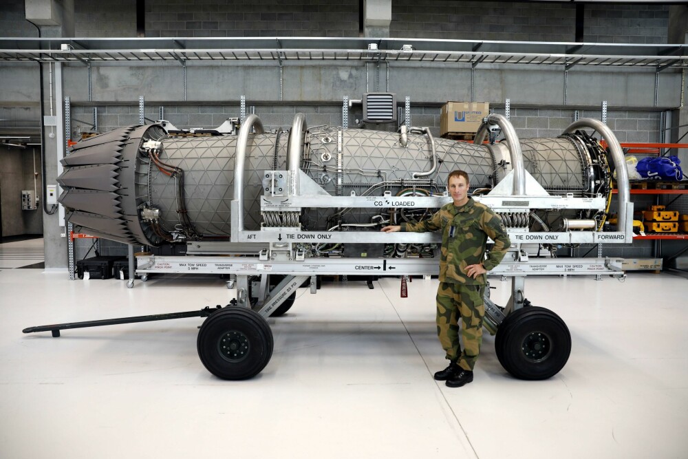 <b>SLUGGER:</b> Major Tommy Eigeland har jobben med å skru på verdens kraftigste jagerflymotor.