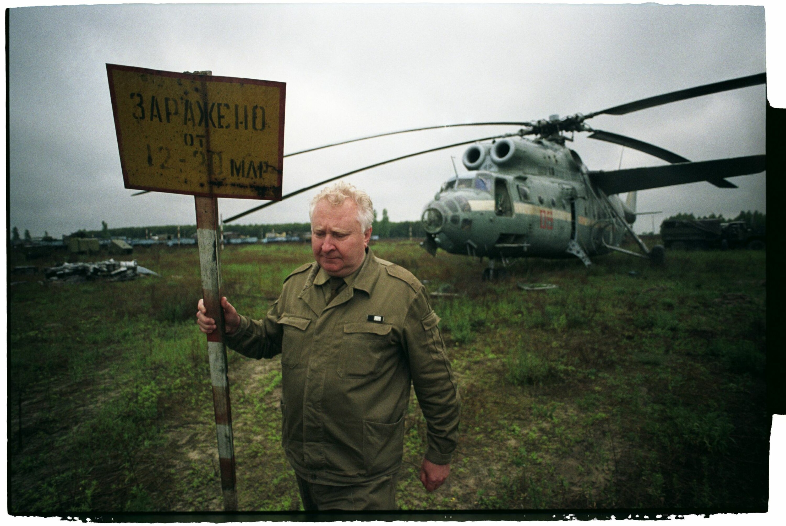FARLIG: Vaktmannen på fartøyskirkegården Rossokha har nok med å passe på at ingen sniker seg inn på det radioaktivt forurensede området.