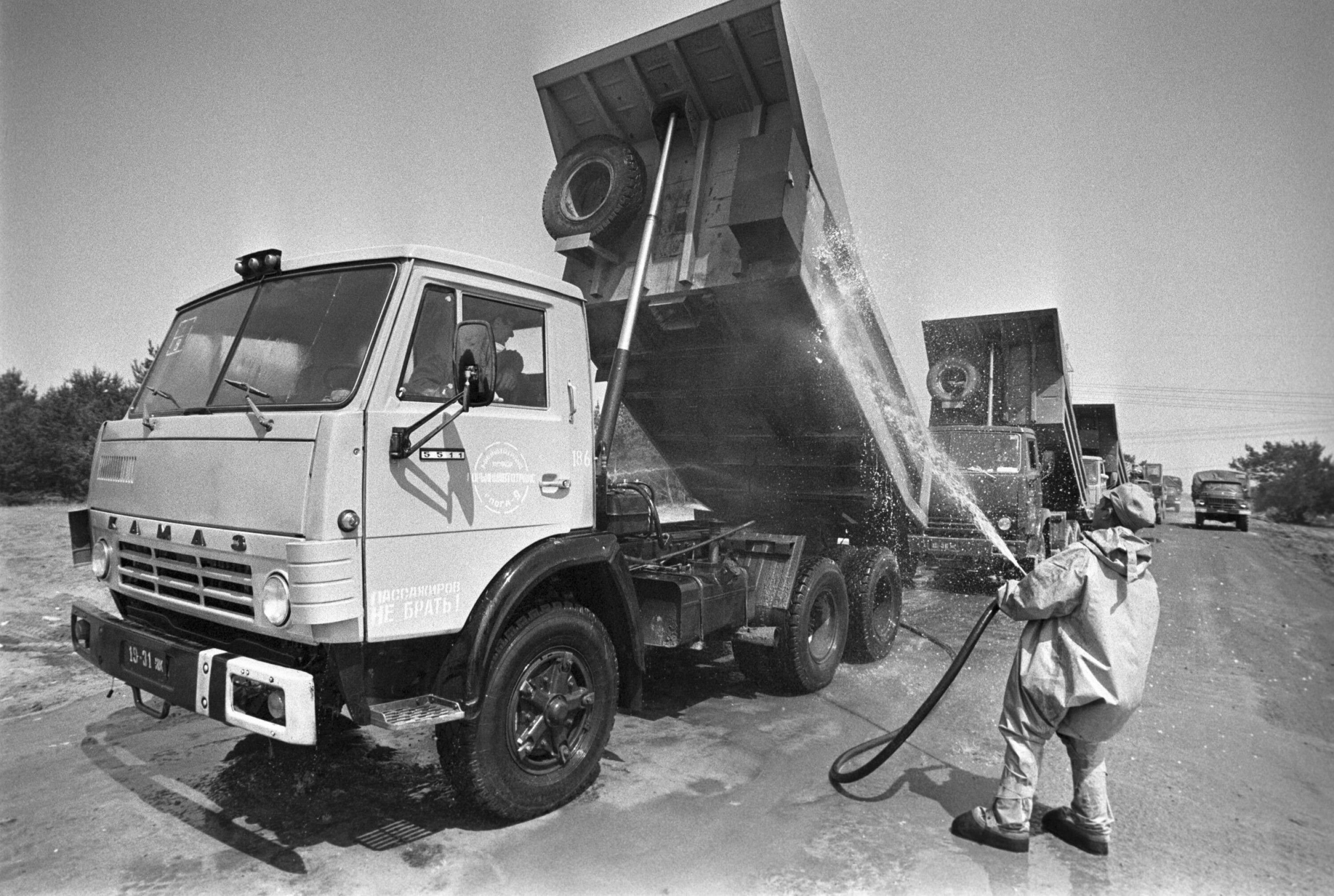 NYTTELØST: Hundrevis av lastebiler ble brukt under evakueringen. Etterpå fikk ingen av dem kjøres lenger unna enn syv kilometer. Å vaske bilene ga ingen resultater.