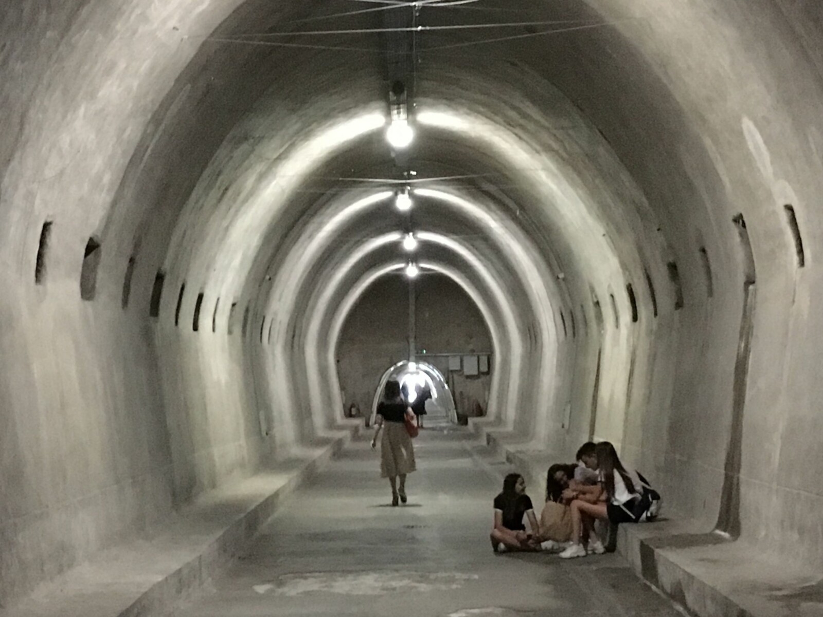 <b>TRYGT FOR BOMBER:</b> Gric-tunnelene under Zagreb sentrum ble bygget som bomberom under andre verdenskrig, men tatt i bruk igjen på 90-tallet. Idag er tunnelen åpen for publikum, og en populær snarvei gjennom byen.