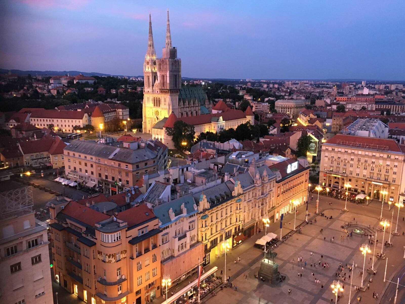 <b>VAKKERT:</b> Tar du heisen opp til takterrassen i bygget Zagreb 360 View, får du denne utsikten mot byens mest sentrale torg, Josip Jelacic. I bakgrunnen troner den vakre Zagreb-katedralen.