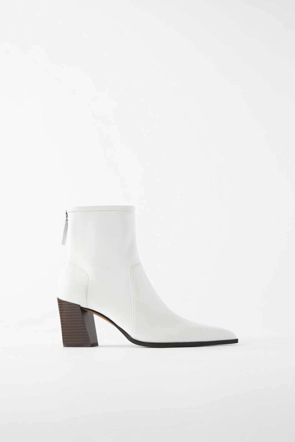 Hvite med spiss fra Zara, kr 899. Hvite med spiss fra Zara, kr 899.