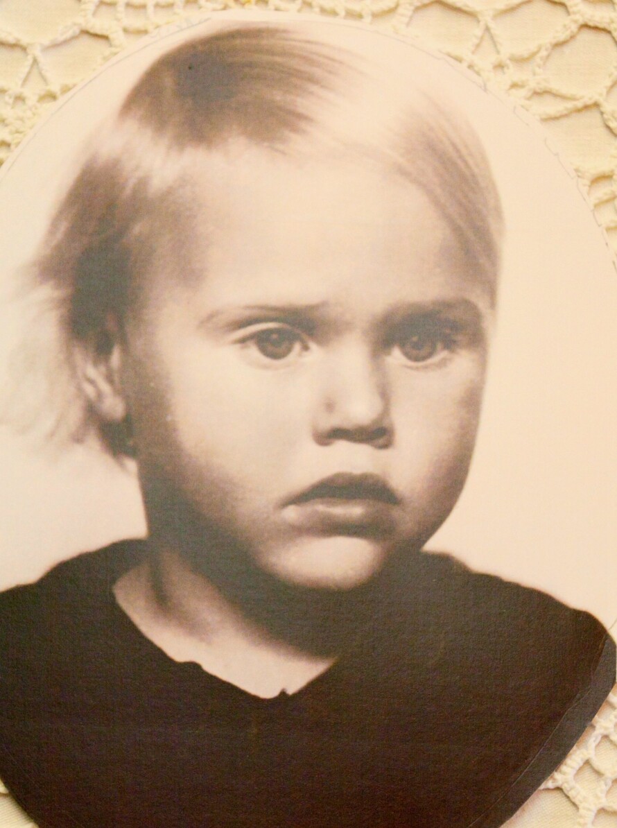 SAVN: Dette er det første fotografiet Gerd Folåsen har av seg selv. Det viser en liten jente som hadde mistet det kjæreste hun hadde.