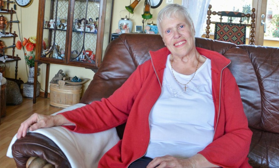 GODT LIV: I stuen henger noen av de kjæreste bildene Gerd har. Her er hennes mor og far, samt adoptivfaren. Dessuten et bilde av henne selv som toåring.