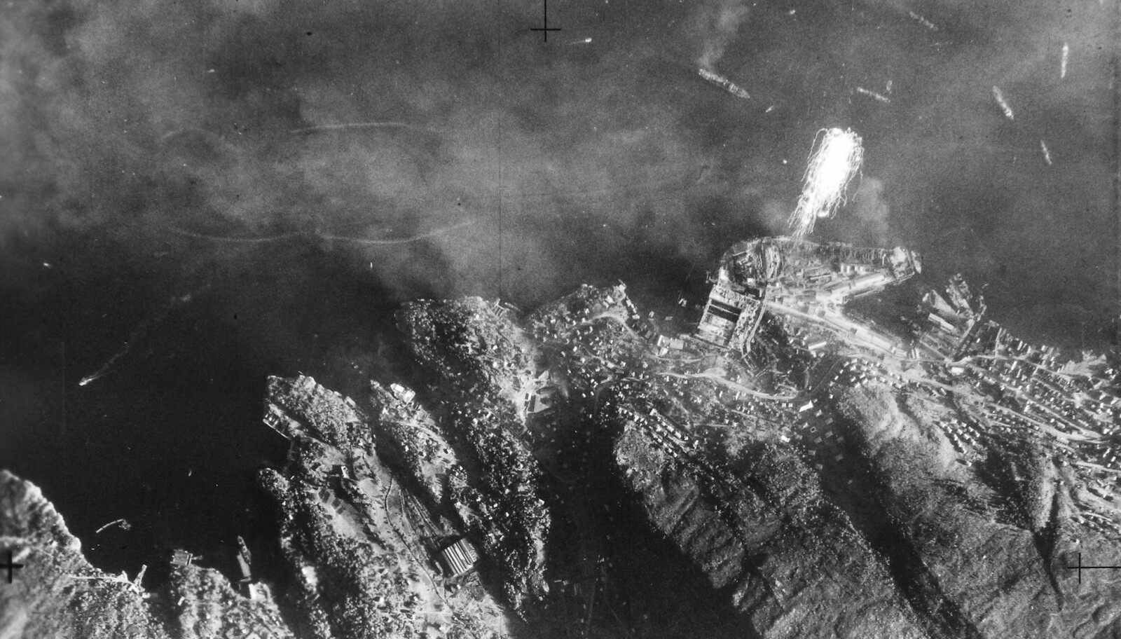 BOMBEBLUSS OVER BERGEN: De allierte bombeflyene, til sammen 152 stykk, er i ferd med å slippe 1432 bomber over Laksevåg.