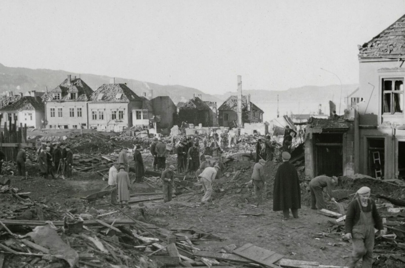 RUINENE: Innbyggere leter etter mennesker og eiendeler i ruinene etter den allierte bombingen av Laksevåg.