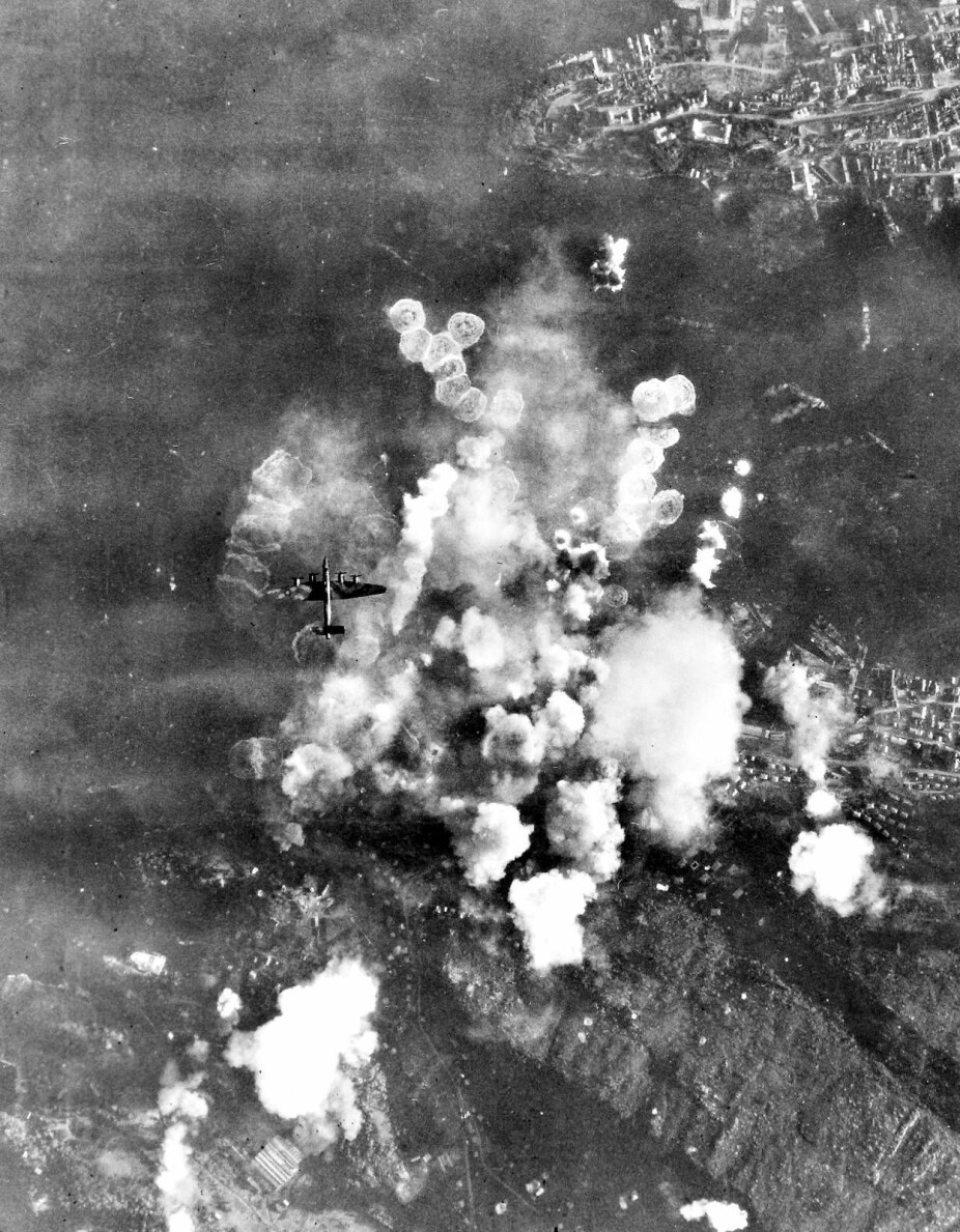 RØYK OVER BERGEN: RAFs egne bilder av den allierte bombingen av Laksevåg i Bergen. Røyken hang etter hvert så tett at feilmarginen ble større.