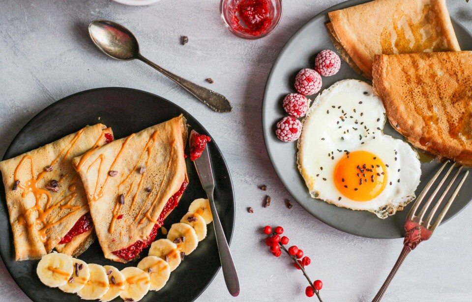 MANGE VARIANTER: Egg kan spises i utallige varianter, som her ved siden av pannekaker.