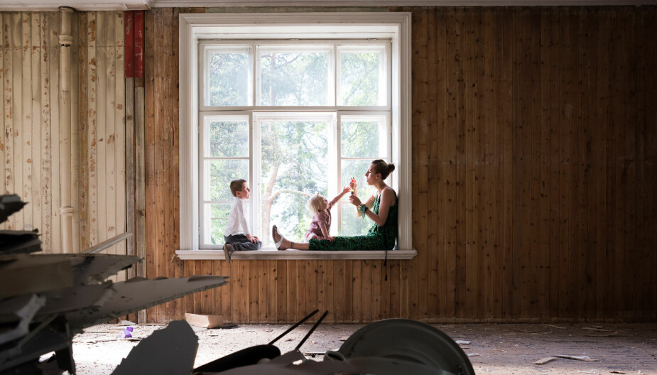 TOTALRENOVERING: Mona, Max og Micki avbildet under totalrenoveringen av huset. TOTALRENOVERING: Mona, Max og Micki avbildet under totalrenoveringen av huset.