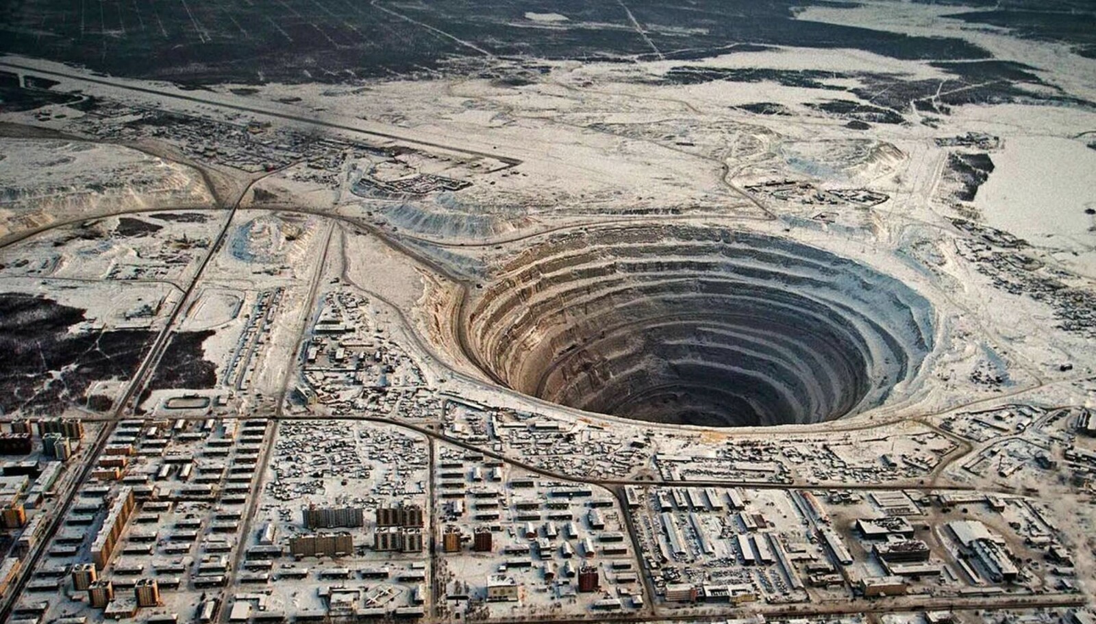 <b>DELVIS FORLATT:</b> Mir- eller Mirny-gruven i Mirny i Sibir er en diamantgruve som ble drevet som et dagbrudd i 44 år. Nå er gruven konvertert til en underjordisk gruve som skal drives i minst 50 år.