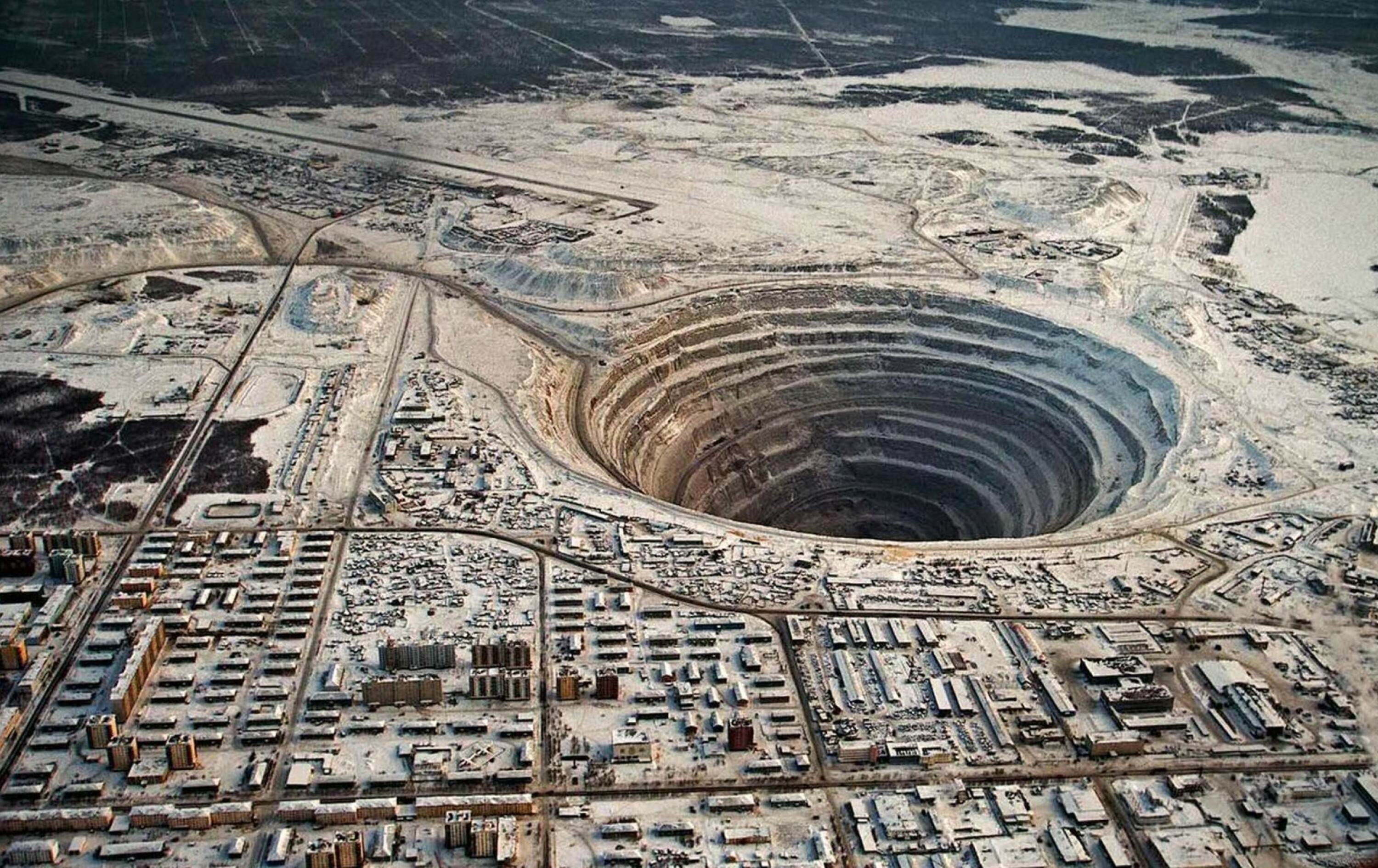 DELVIS FORLATT: Mir- eller Mirny-gruven i Mirny i Sibir er en diamantgruve som ble drevet som et dagbrudd i 44 år. Nå er gruven konvertert til en underjordisk gruve som skal drives i minst 50 år.