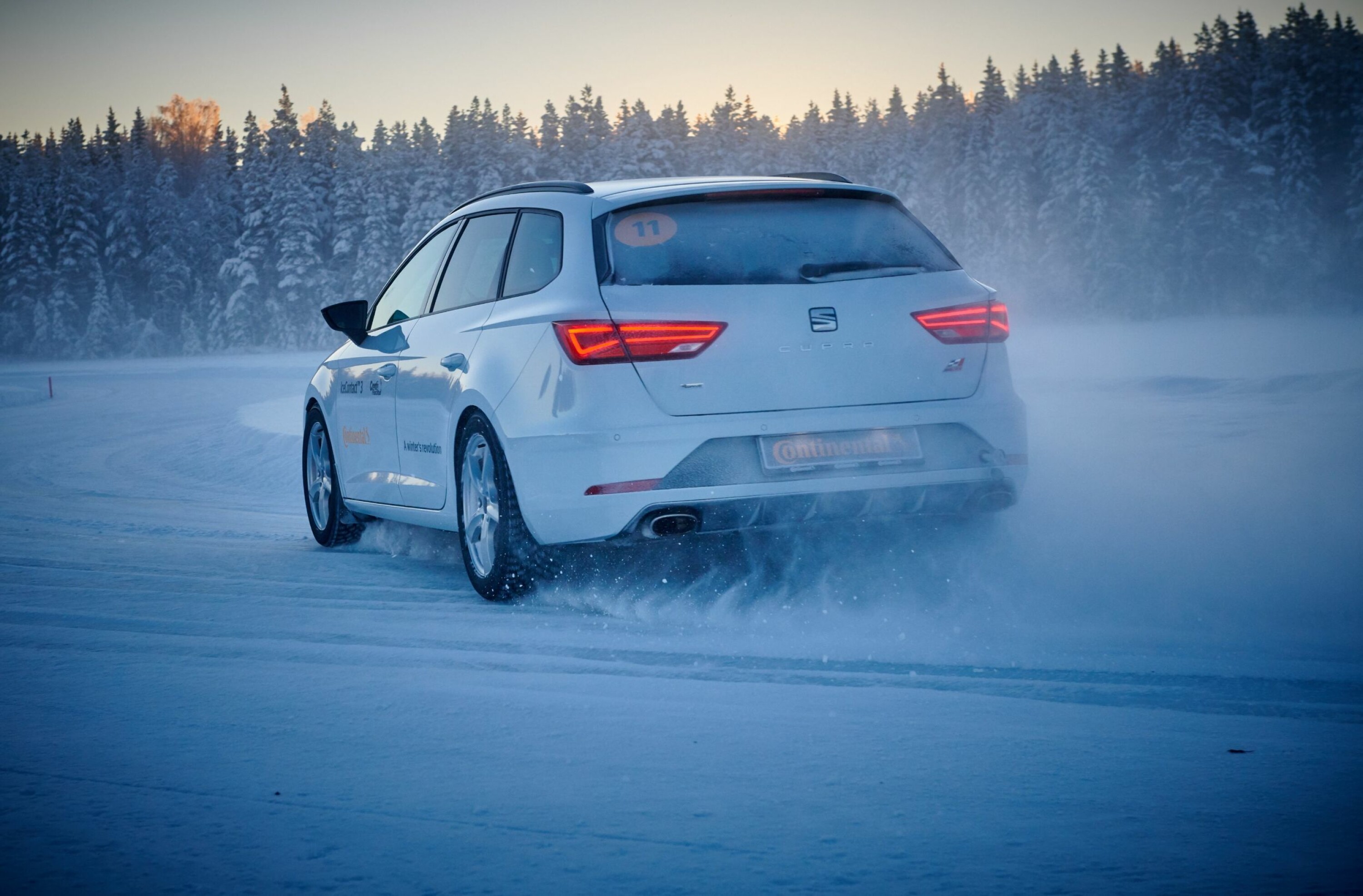 BEST PÅ IS: Kjører du ofte på fast snødekke eller is, er piggdekk et naturlig valg. Foto: Continental