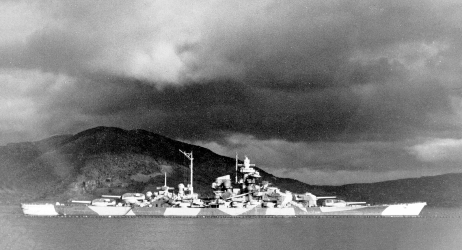 <b>FRYKTET:</b> Slagskipet Tirpitz og søsterskipet Bismarck var blant de mest fryktede i tyskernes Kriegsmarine. Men skipene viste seg så sårbare for angrep fra luften. Tirpitz lå mye skjult i norske fjorder, her utenfor Narvik.