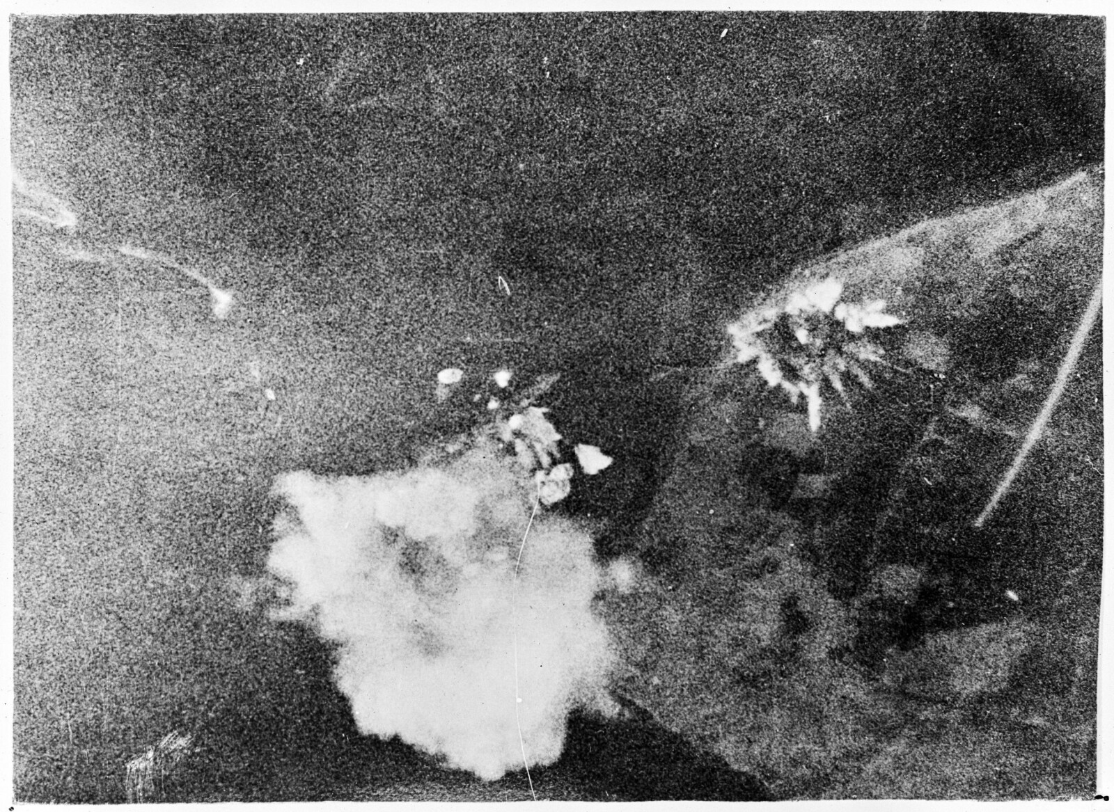 <b>TREFFERE:</b> Bildet ble tatt fra de engelske bombeflyene etter at Tirpitz var truffet av tre bomber sluppet fra de 32 Lancaster bombeflyene som skulle stoppe slagskipet én gang for alle.
