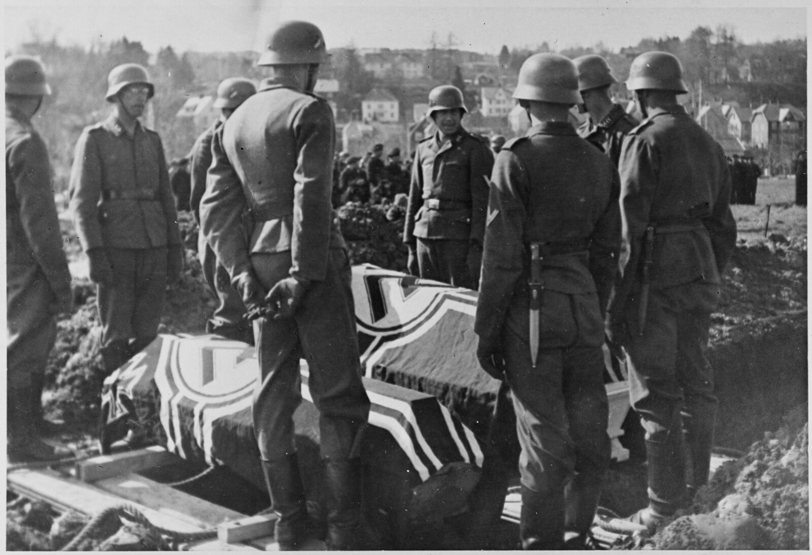 <b>BEGRAVELSE:</b> Tyske soldater og offiserer fra Tirpitz ble drept i hundre­tall, og senere begravet ved Trondheims­fjorden. 