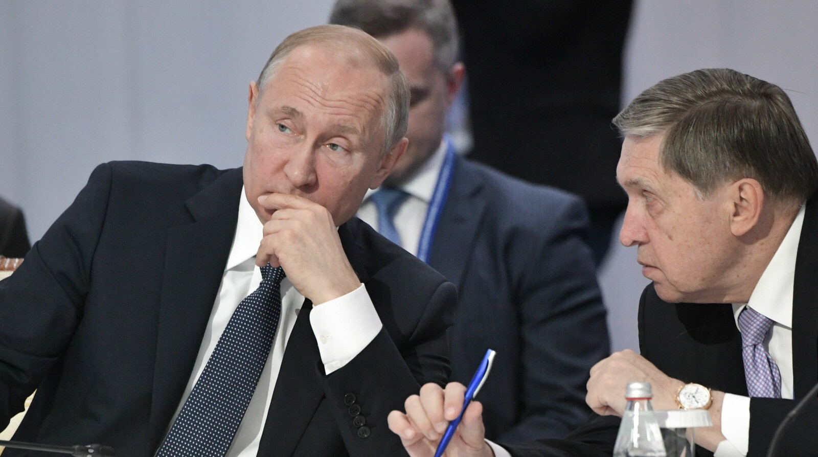 <b>PRESIDENTENS MANN:</b> Jurij Usjakov (t.h.) er president Vladimir Putins mest betrodde utenrikspolitiske medarbeider. Smolenkov arbeidet for Usjakov.