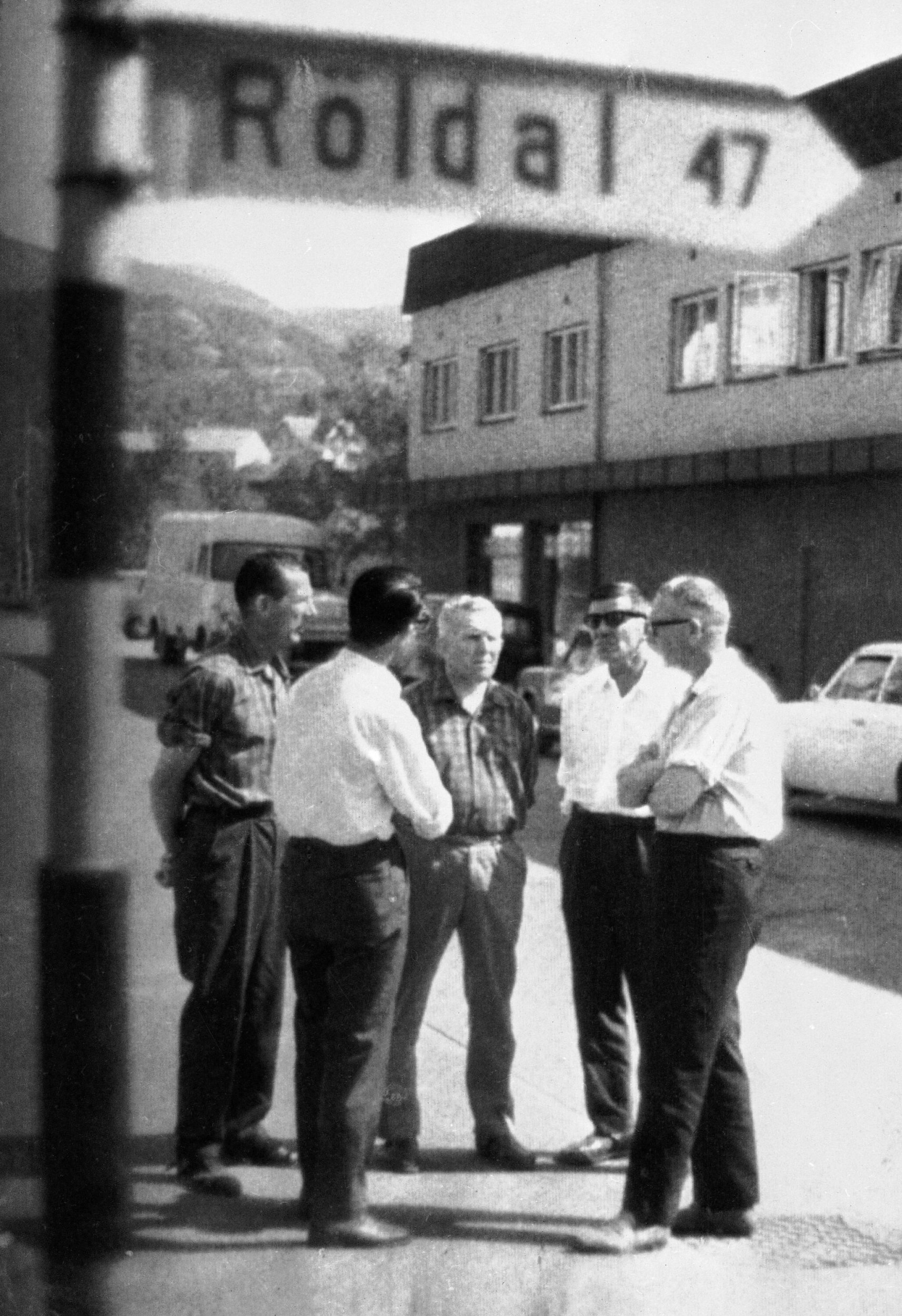 KAMP: En ny vill streik i Norge. Denne gangen er det Electric Furnace Products company / Sauda smelteverk som rammes. Ovnhusarbeiderne la ned arbeidet i protest mot dårlige lønninger, og resten av arbeiderne støttet dem, noe som førte til full stans og permitteringer. Her steikene arbeidere i Sauda som møtes på gatehjørnet for å diskutere utviklingen i streiken, heter det i billedteksten fra NTB i 1970.