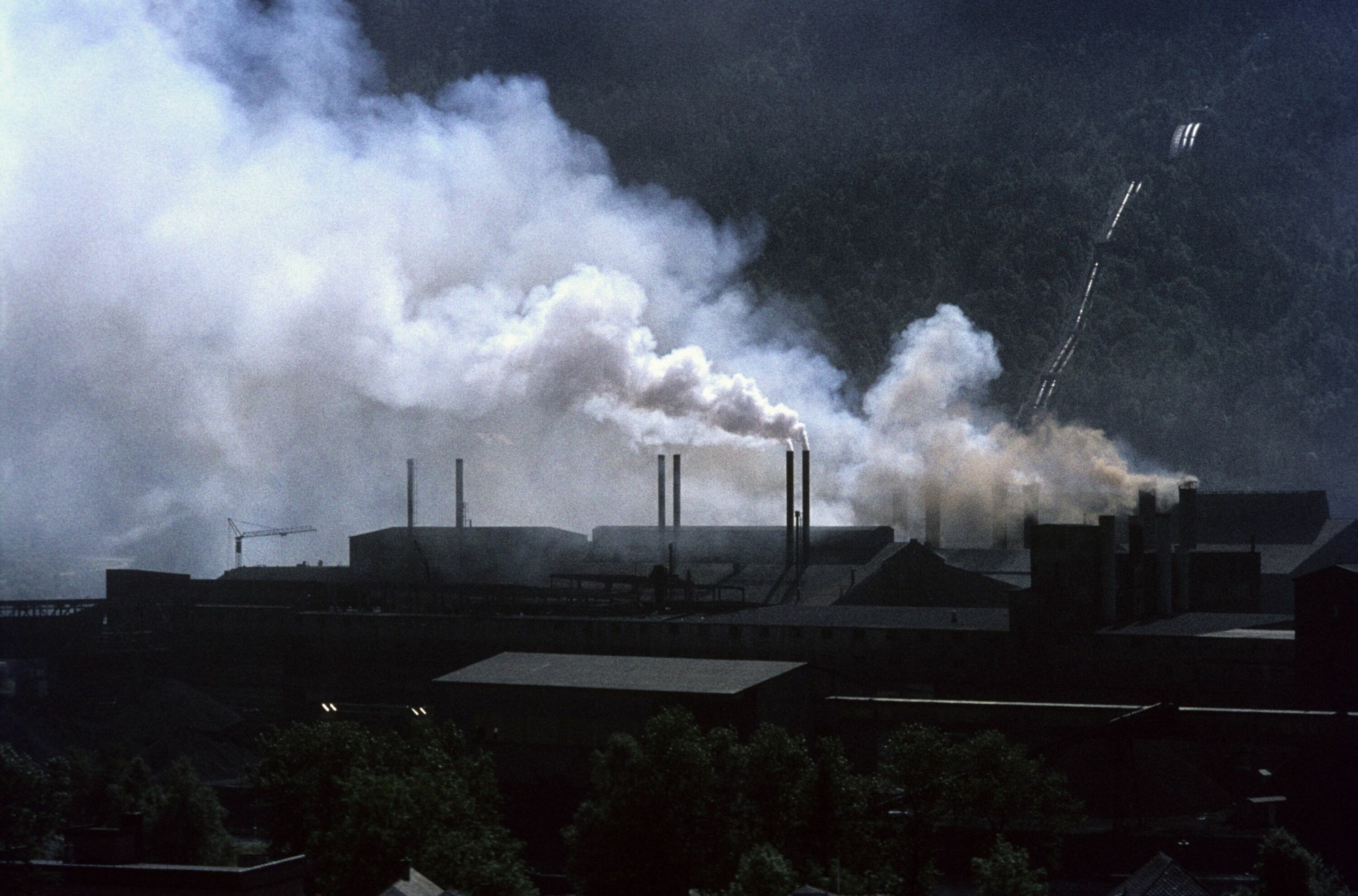 SABOTERTE VASKEN: For ikke veldig mange årene siden gjorde kombinasjonen røyk og uheldig vindretning klestørk ute umulig i Sauda. Her i 1975. Nå er det nye tider uten utslipp til luft eller vann.