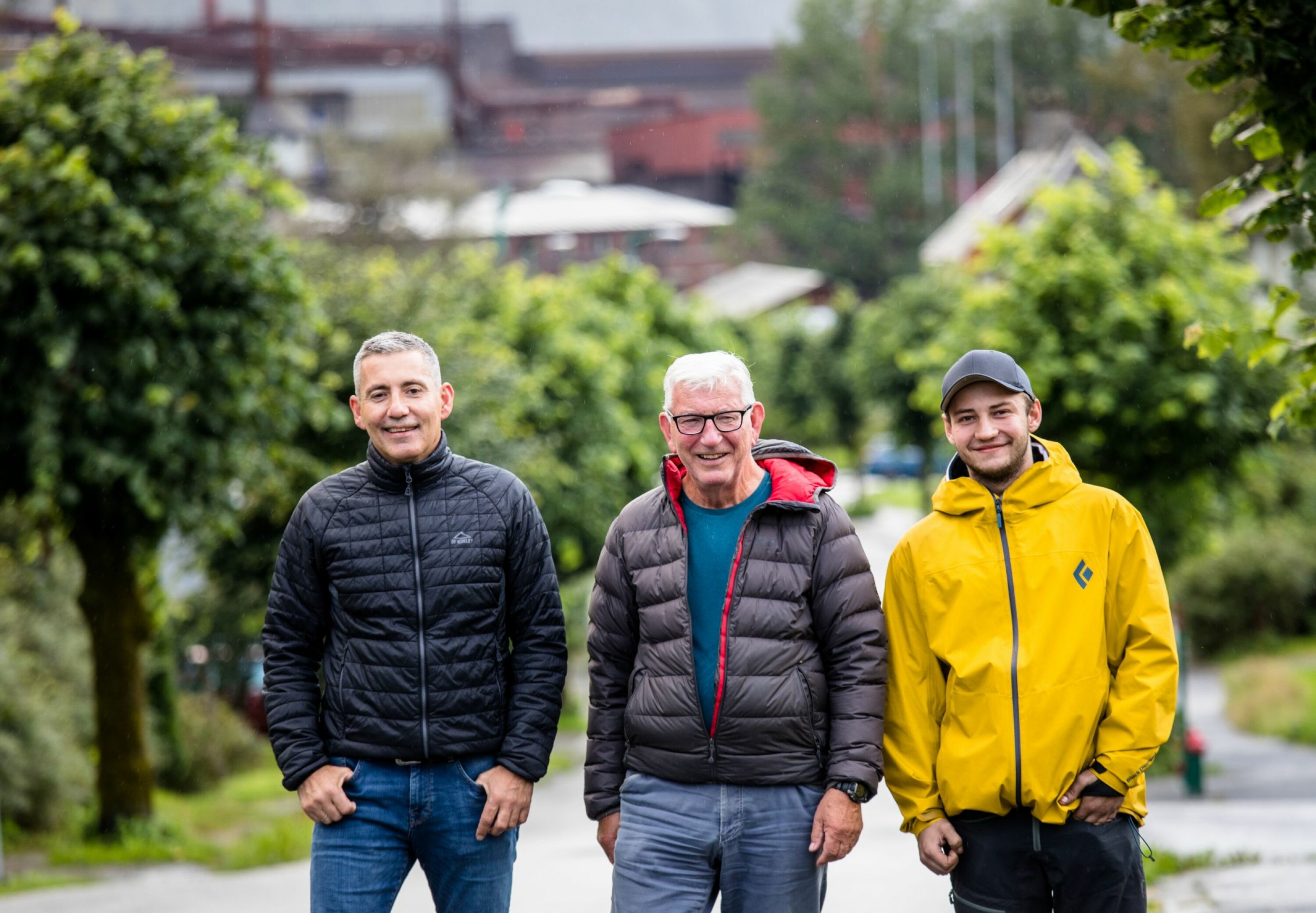 STOLTHET: Bjørn, Jan og Jonas Ringstrand bor bare 500 meter fra fabrikken. De er stolte av sin bakgrunn som fabrikkarbeidere.