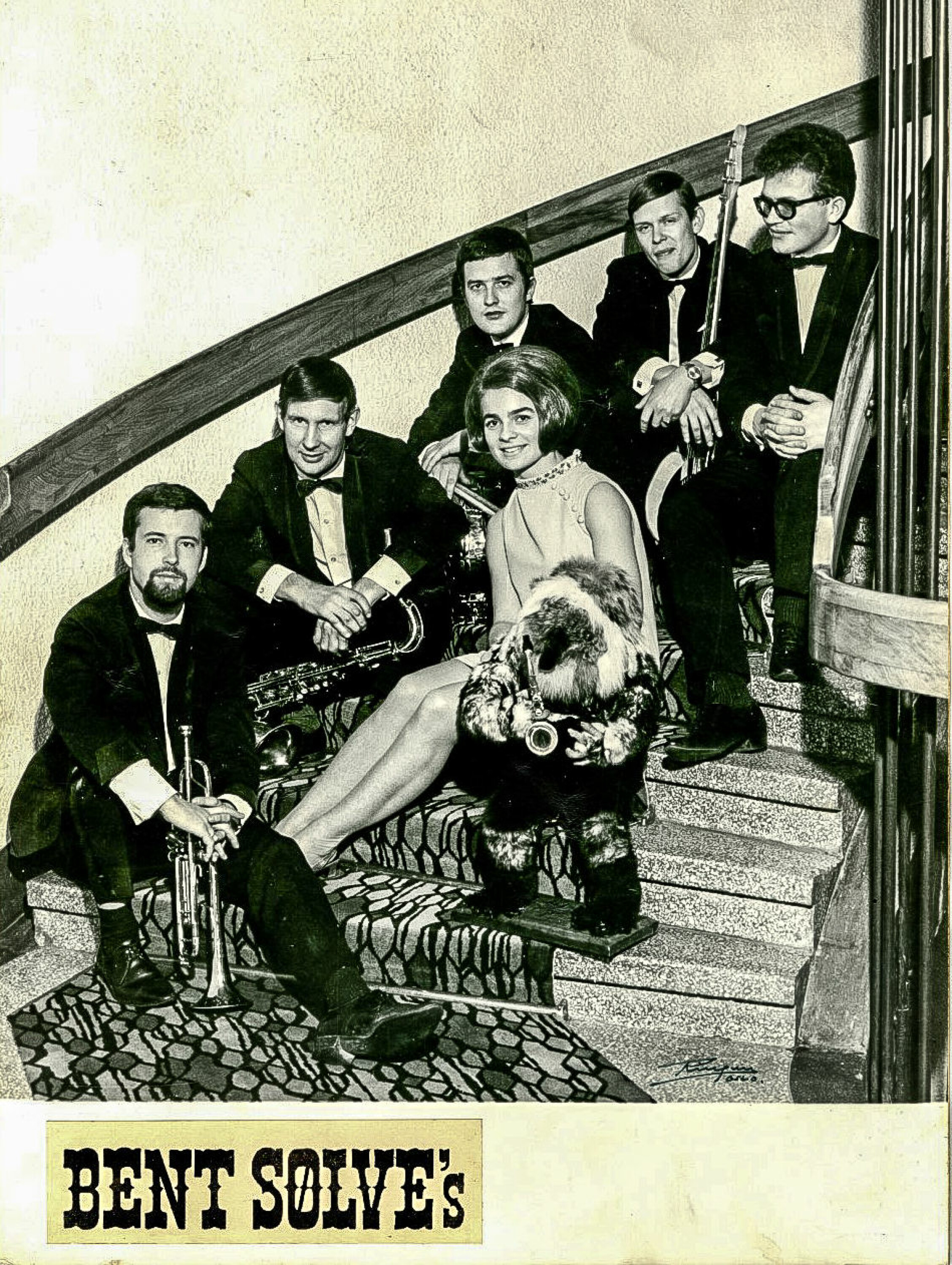 BENT SØLVES: Orkesteret like før flyulykken. Til venstre sitter Kåre Furuholmen med sin trompet – som sønnen Magne bar med seg i flere år. Til høyre står kosedyret som ga navn til orkesteret.