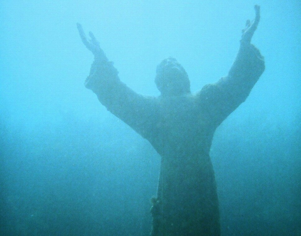 <b>UNDERVANNSKRISTUS: </b>På 17 meters dyp kan du risikere å møte Kristus - hvert fall om du er i San Fruttuose i Italia.