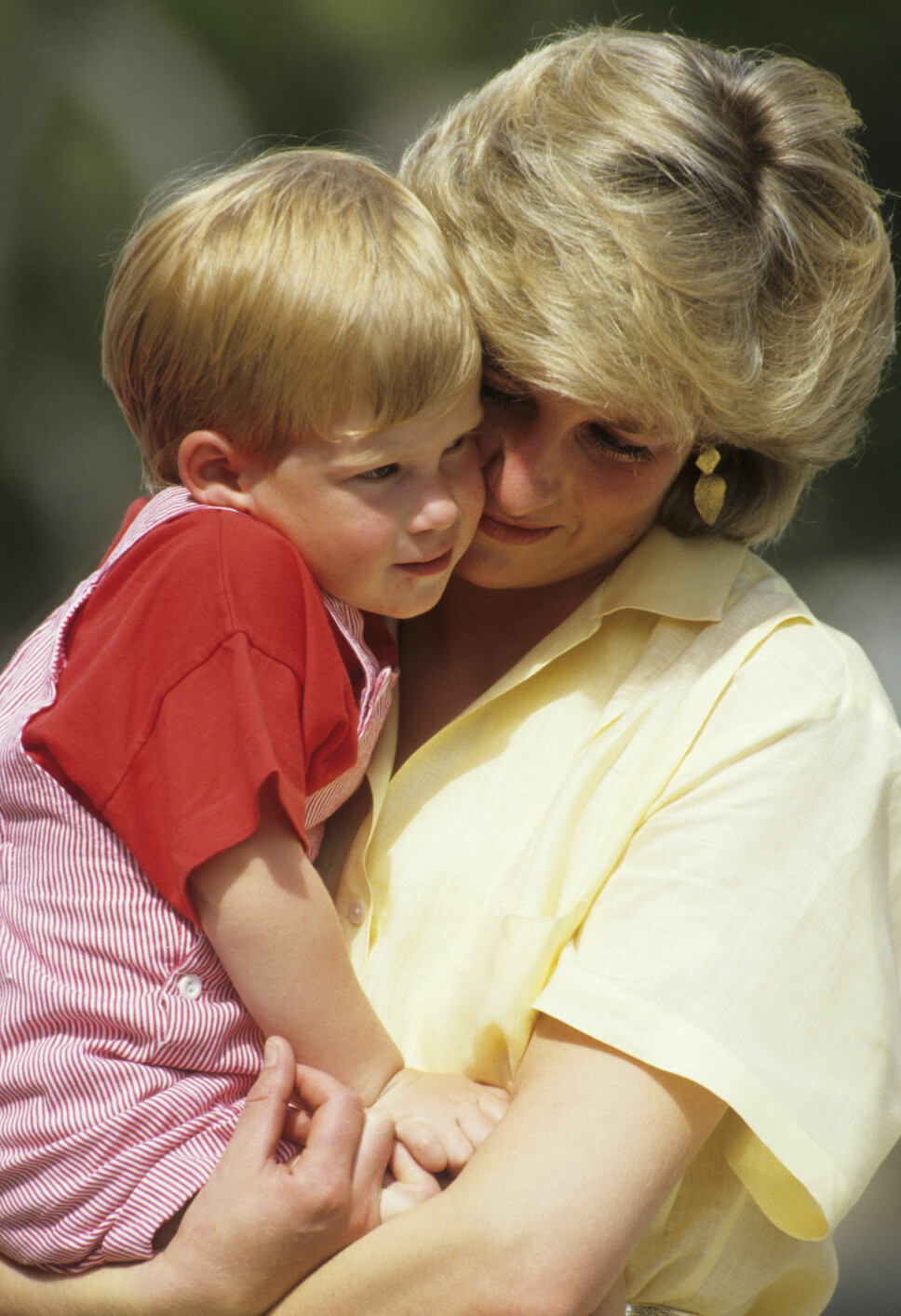 NÆRT FORHOLD: Prinsesse Diana uttalte før hun døde at hun følte at hun alltid måtte gi litt ekstra kjærlighet til yngstesønnen, prins Harry. Det førte til et ekstremt nært bånd mellom mor og sønn.