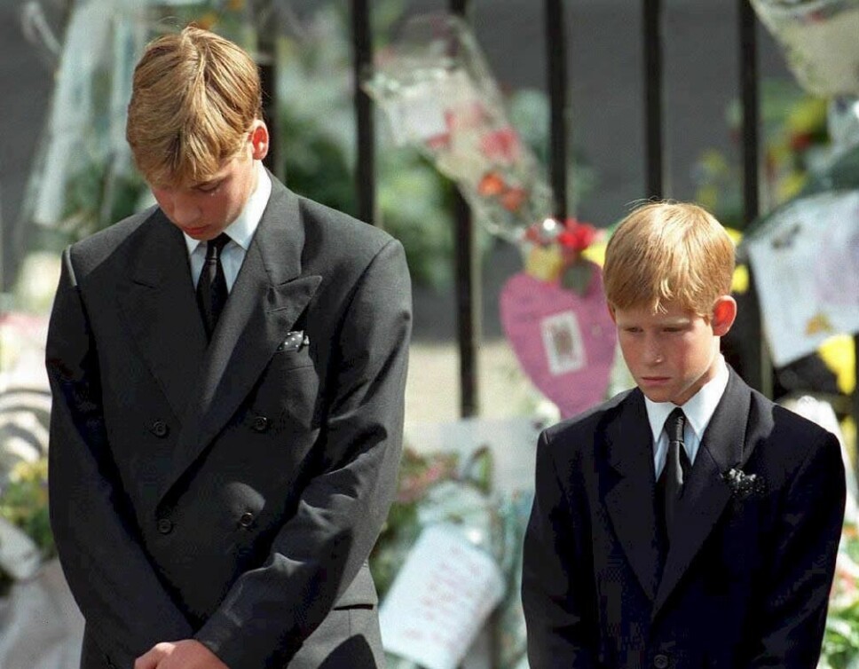 I SORG: Prins Harry var bare 12 år gammel da mamma Diana døde. Her er han sammen med storebror prins William under morens begravelse i september 1997.