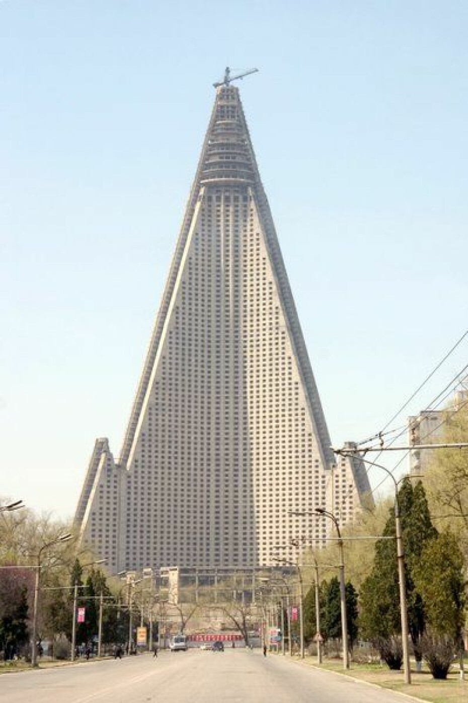 RYUGYONG HOTEL: Byggetiden begynner å nærme seg 33 år, men fortsatt er ikke det 330 meter høye hotellet ferdig.