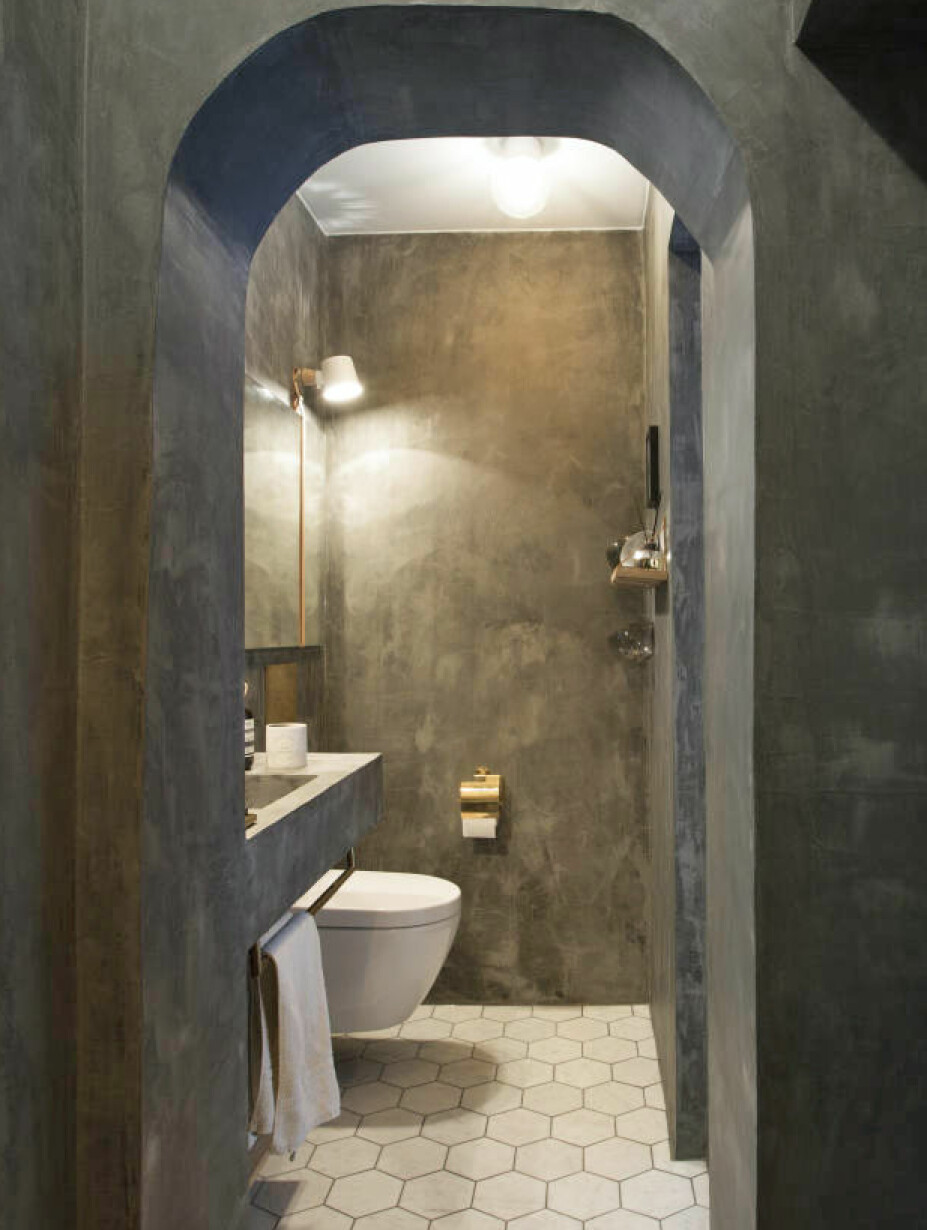 ALT I MIKROSEMENT: På badet er det en gjennomgang inn til dusjen. ALT I MIKROSEMENT: På badet er det en gjennomgang inn til dusjen.