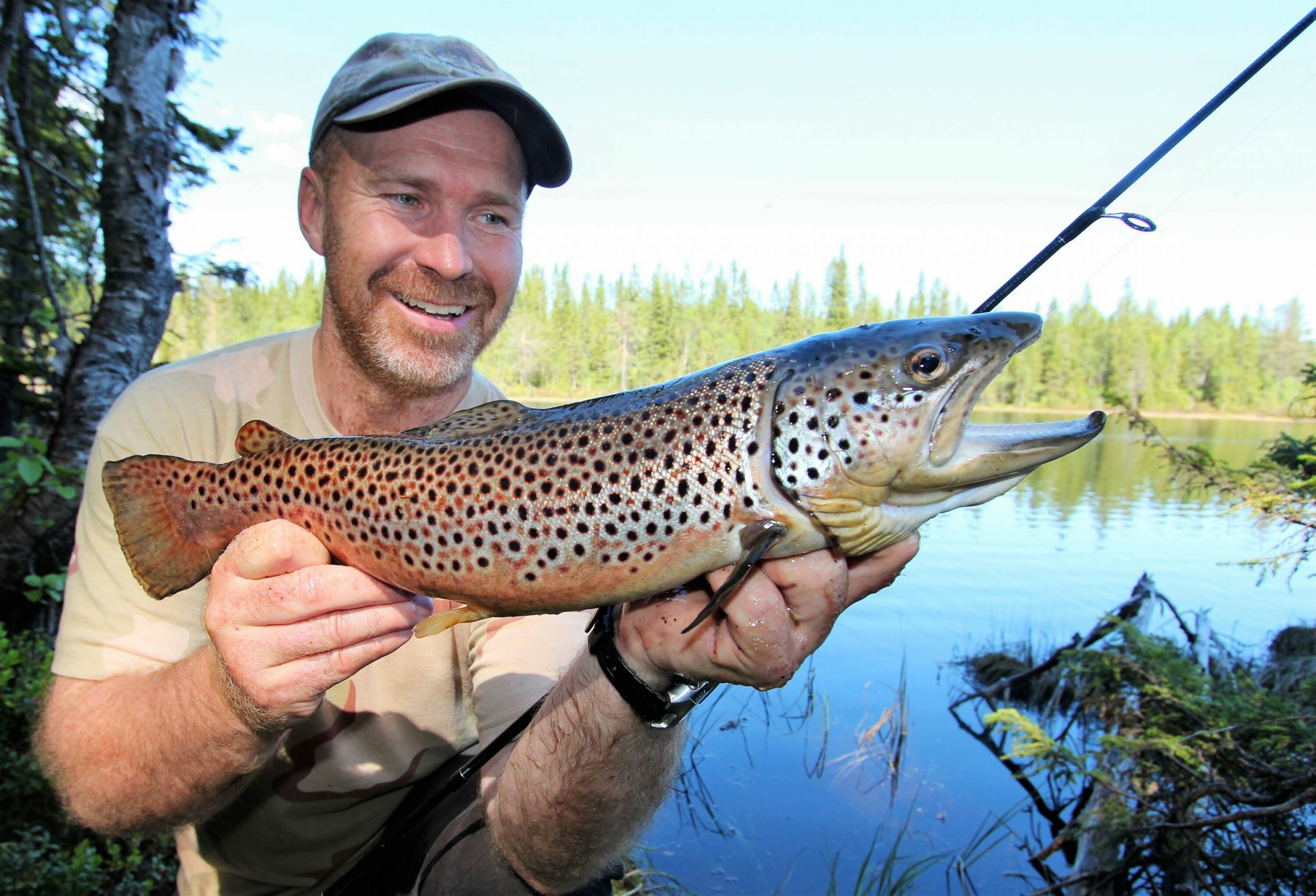 PÅ ULTRALETT: Det er en perfekt start på dagen når 1,5 kilos ørret tar på ultralett nærkontaktfiske.