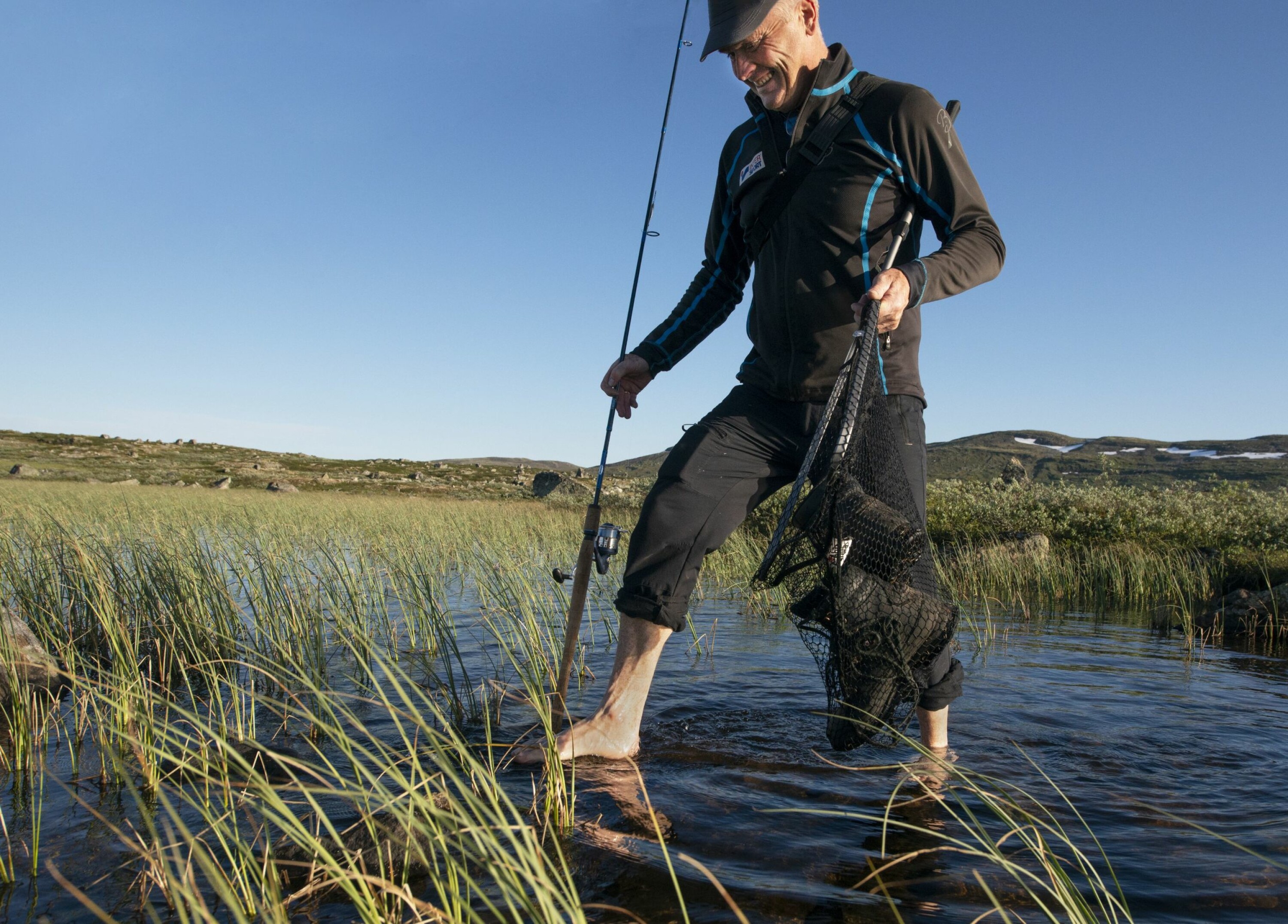 VÅT KRYSNING: For å komme ut til noen av fiskeplassene må man av og til ta av seg skoene.