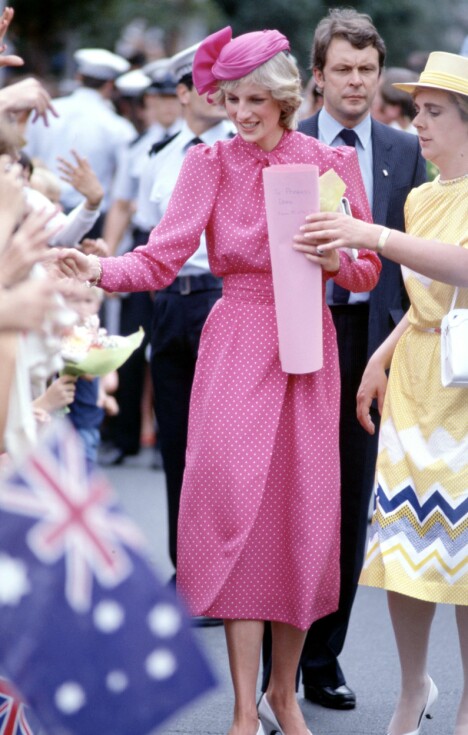 1983: Prinsesse Diana var kledd i rosa da hun hilste på fremmøtte fans utenfor Fremantle Hospital i Perth under Australia-reisen i 1983.