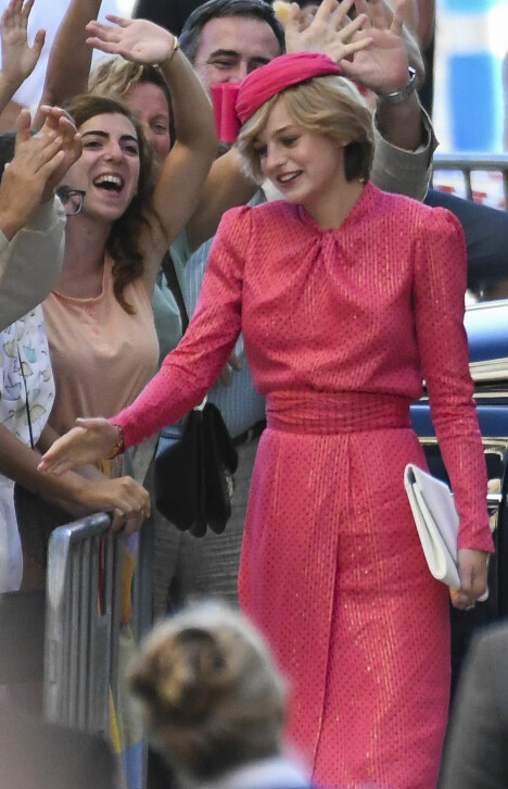 2019: Emma Corrin var nesten en tro kopi av avdøde Diana da hun viste seg i den rosa kjolen under innspillingen av «The Crown» i Spania.