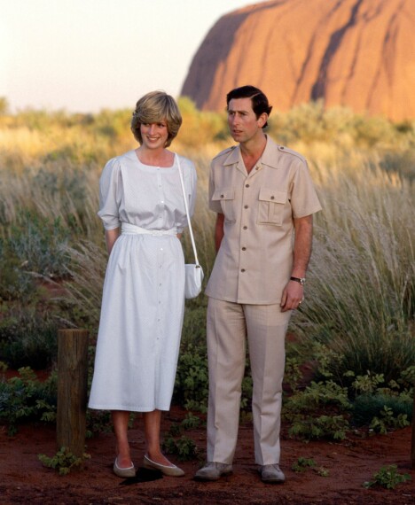 1983: Her står prinsesse Diana og prins Charles foran Uluru i Australia i 1983. 9 måneder gamle prins William var også med på denne turen «down under».