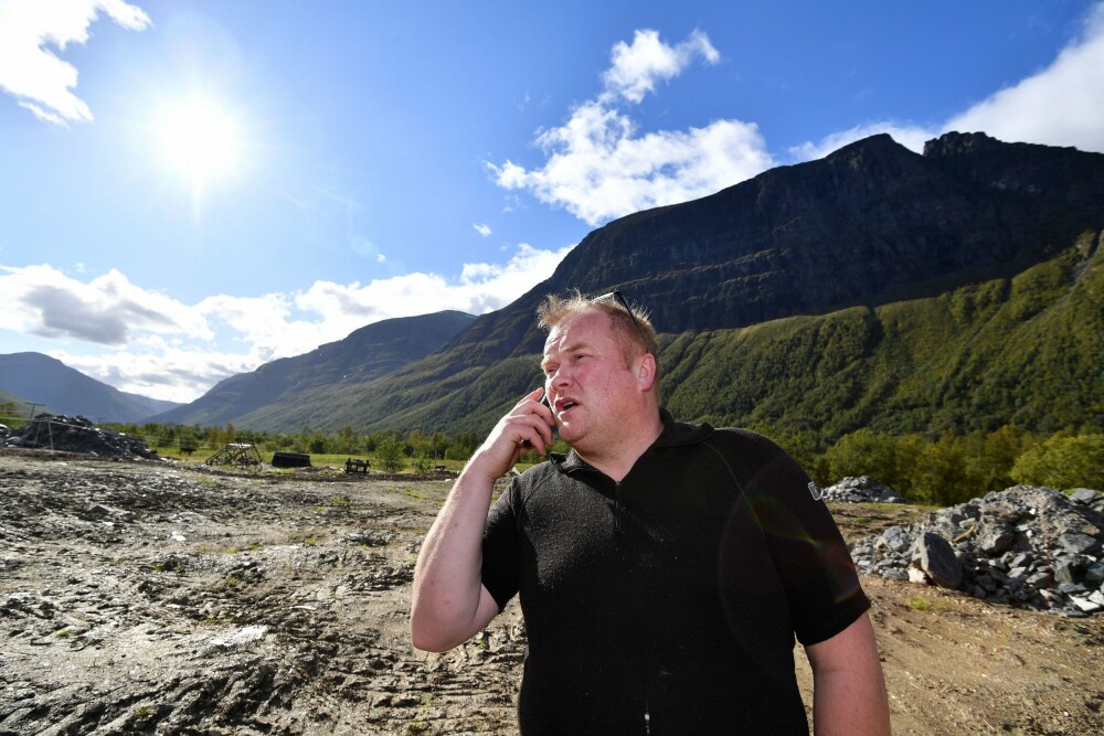 <b>MYE STEIN:</b> 26 millioner kubikkmeter henger over Bjørn Inge Mo, som bor under fjellet Gàmanjunni i Manndalen. Bildet er tatt i forbindelse med en reportasje i Vi Menn i fjor sommer.