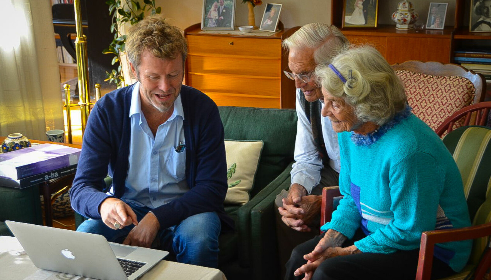 STERKT MØTE: Magne Furuholmen mistet sin far i flyulykken. I 2015 besøkte han 94-åringene Gunvor og Egil Mostad, foreldrene til orkesterets vokalist Vigdis Mostad som også omkom.