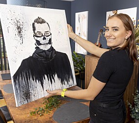 <b><BR/>TALENTFULL:</b> Liva hadde planer om å bli kunstner da hun møtte Henrik. I dag er malingen en hobby, og hun har malt dette flotte portrettet av ektemannen. 