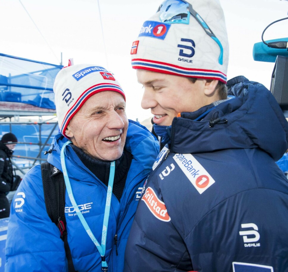 GOD STØTTE: Som både trener og morfar har Kåre fått et helt spesielt forhold til barnebarnet. Her er de sammen under Tour de Ski i januar.