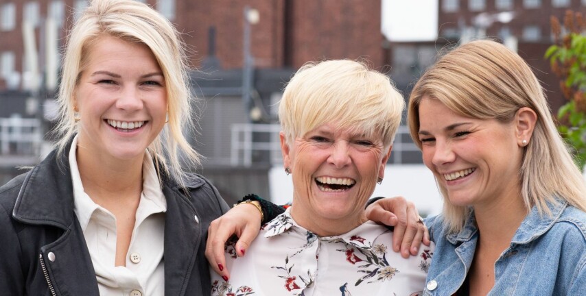 TREKLØVER: Boken til Gerd Stolsmo handler om døtrene Ada (t.v.) og Andrine, og om det å være fotballmamma. Gerd har fylt rollene
som mor, trener, treningskompis, materialforvalter, agent, psykolog, sekretær, økonomirådgiver og regnskapsansvarlig
– pluss litt til. TREKLØVER: Boken til Gerd Stolsmo handler om døtrene Ada (t.v.) og Andrine, og om det å være fotballmamma. Gerd har fylt rollene
som mor, trener, treningskompis, materialforvalter, agent, psykolog, sekretær, økonomirådgiver og regnskapsansvarlig
– pluss litt til.