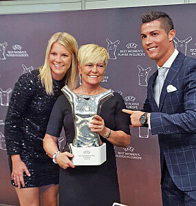 <b>ADA OG RONALDO:</b> Ikke i sine villeste <br>fantasier hadde Gerd Stolsmo klart å forestille seg at minstejenta Ada skulle bli kåret til verdens beste kvinnelig fotballspiller. Her ved utdeling av Gullballen i 2018, i godt selskap med Cristiano Ronaldo. <b>ADA OG RONALDO:</b> Ikke i sine villeste <br>fantasier hadde Gerd Stolsmo klart å forestille seg at minstejenta Ada skulle bli kåret til verdens beste kvinnelig fotballspiller. Her ved utdeling av Gullballen i 2018, i godt selskap med Cristiano Ronaldo.