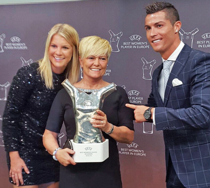 ADA OG RONALDO: Ikke i sine villeste fantasier hadde Gerd Stolsmo klart å forestille seg at minstejenta Ada skulle bli kåret til verdens beste kvinnelig fotballspiller. Her ved utdeling av Gullballen i 2018, i godt selskap med Cristiano Ronaldo.