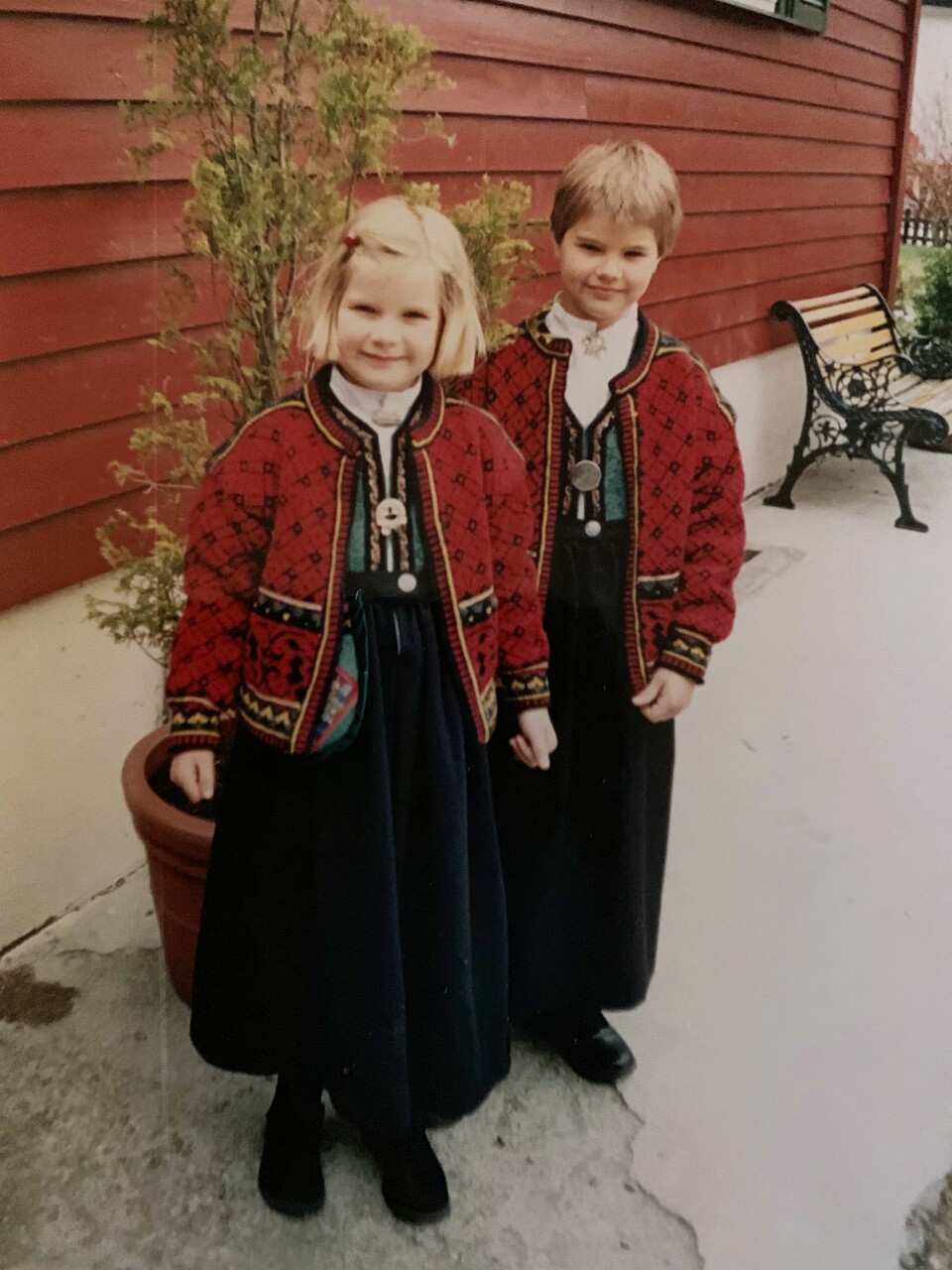 BUNADSPIKENE: Det var ikke ofte Gerd Stolsmo fikk på jentene sine kjoler. Ada (foran) og Andrine foretrakk treningsshorts og fotballsko.