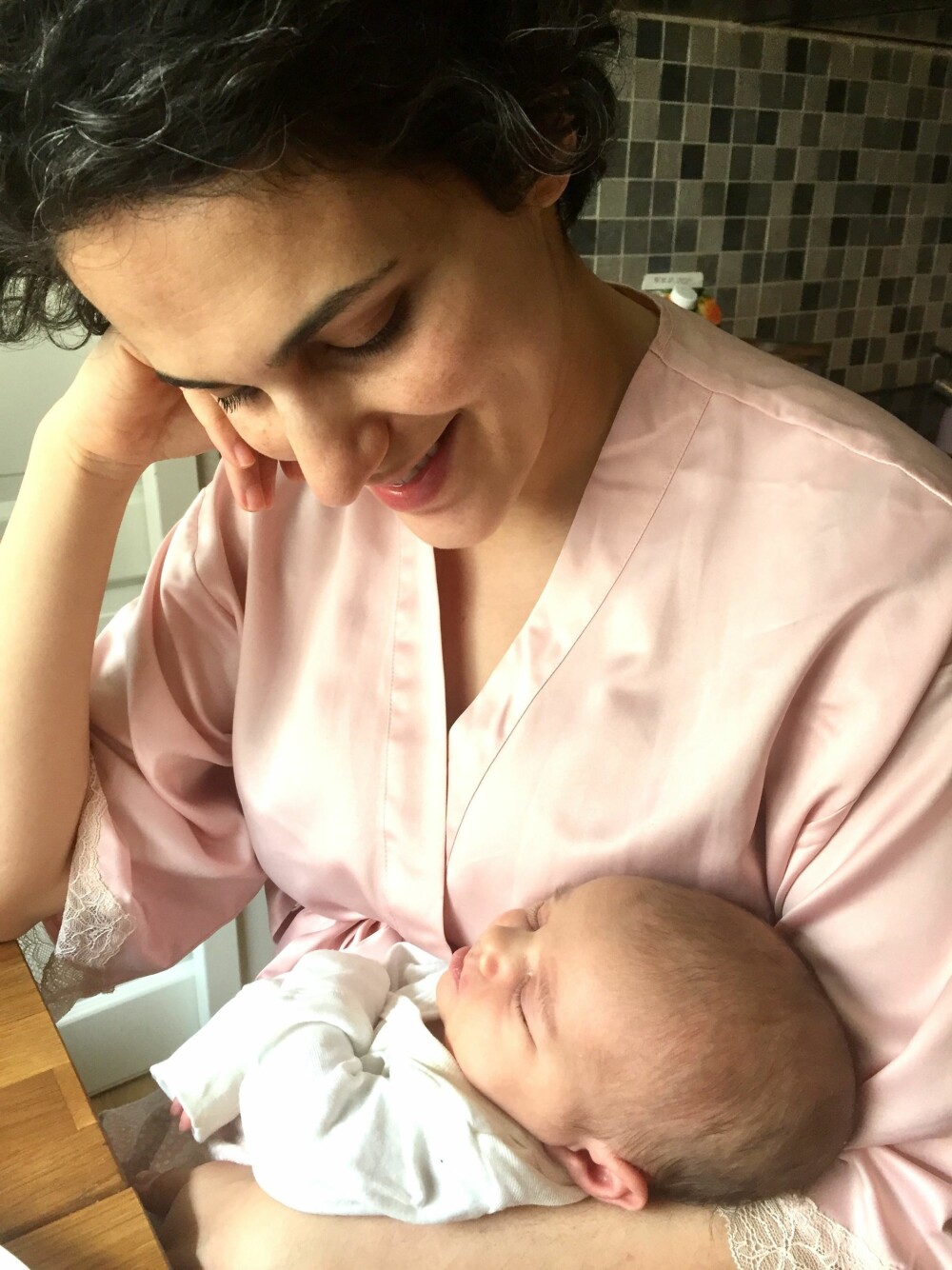 <b>NYTT LIV:</b> Soulmaz kjente på et stort savn etter moren sin da hun fødte barnet sitt i Norge. I Iran er familien tett på den første tiden etter fødselen. <b>NYTT LIV:</b> Soulmaz kjente på et stort savn etter moren sin da hun fødte barnet sitt i Norge. I Iran er familien tett på den første tiden etter fødselen.