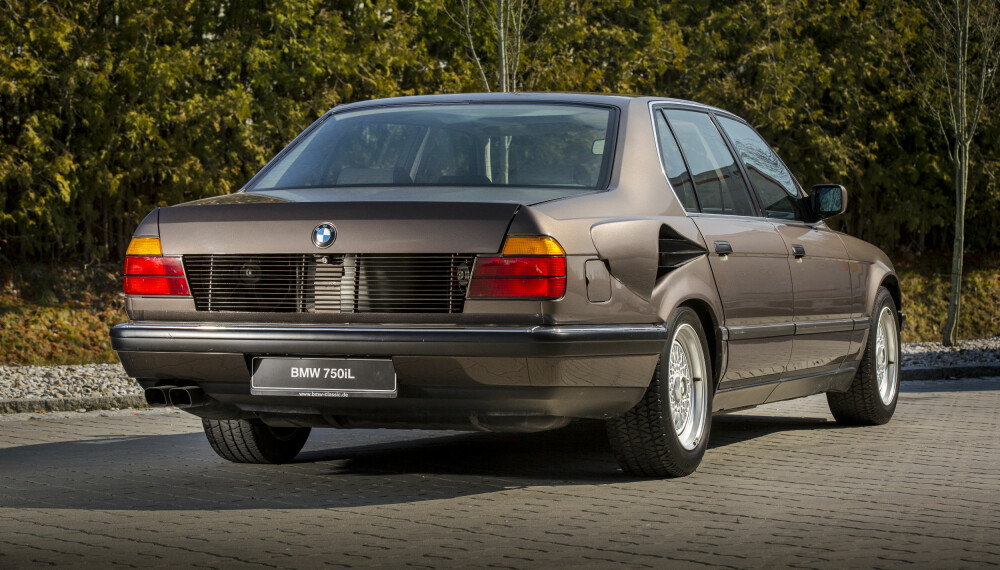 <b>BMW: </b>Ser du litt nøyere etter, så oppdager du antakelig ganske raskt at det er noe som ikke helt stemmer med denne 750iL fra andre generasjon BMW 7-serie.