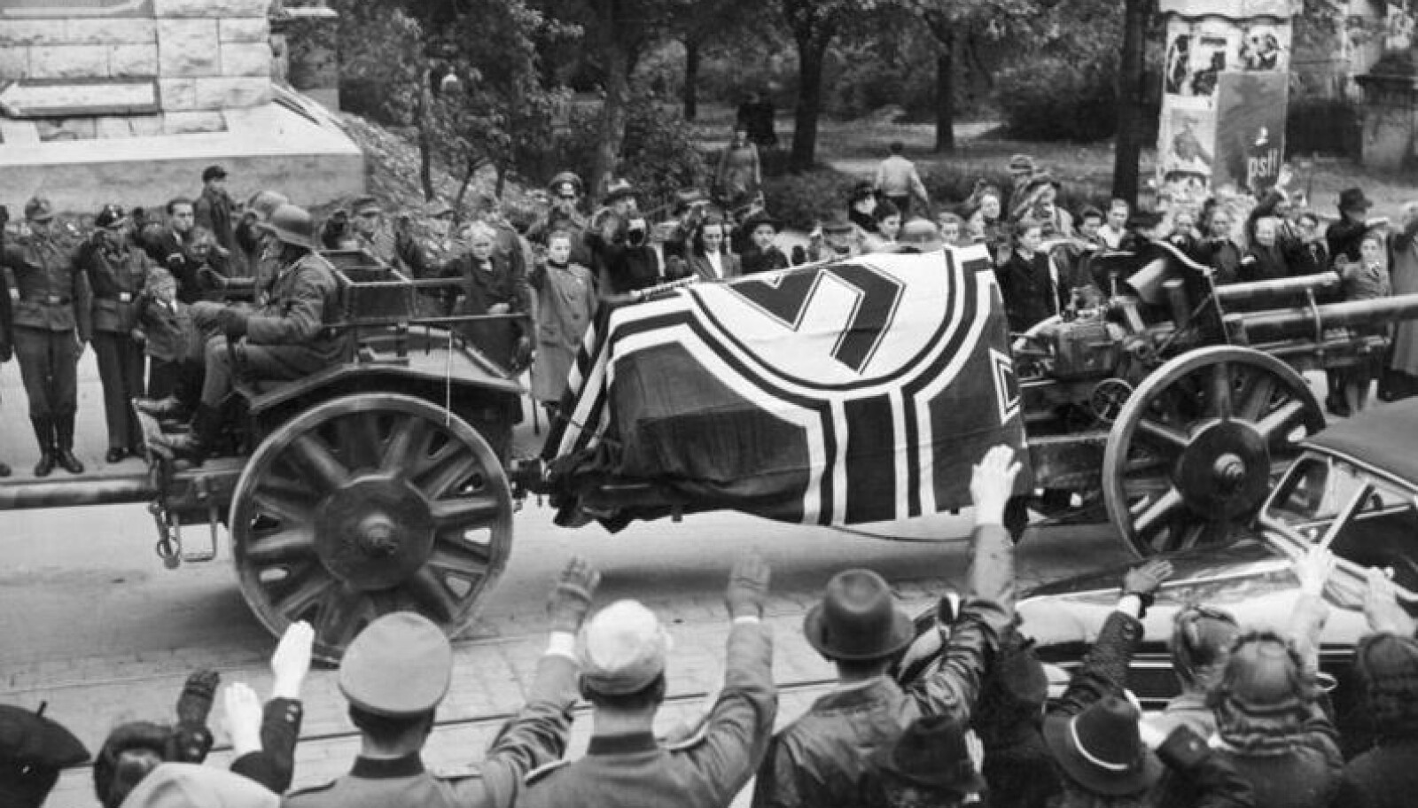 <b>NASJONAL SØRGEDAG: </b>Erwin Rommel fikk statlig æresbegravelse som en helt av Det tredje rike.