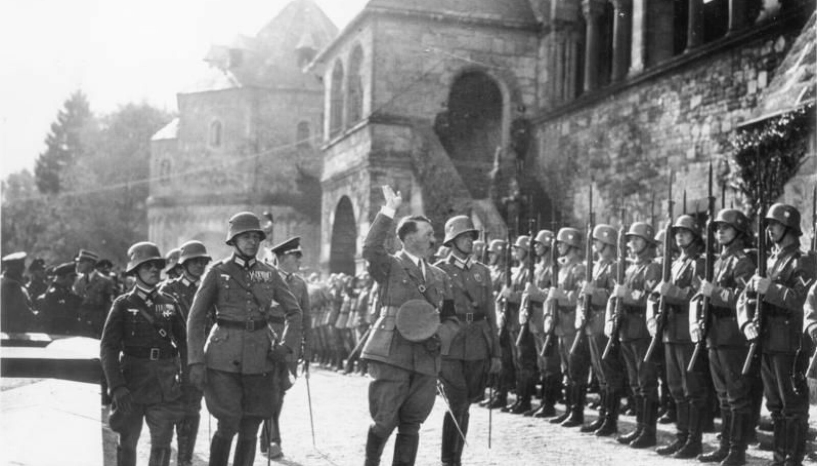 <b>FØR KRIGEN:</b> Erwin Rommel var allerede dekorert og hyllet for sine tjenester under første verdenskrig. Her inspiserer han tyske soldater sammen Adolf Hitler på Thanksgiving Day, 30. september 1934.
