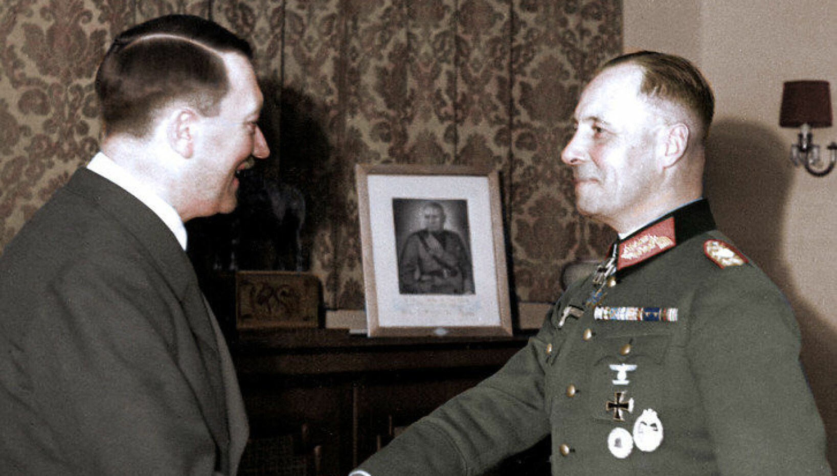 <b>LYKKELIGERE TID:</b> Erwin Rommel var lenge Hitlers favoritt, og mannen bak taktikken både i Frankrike i begynnelsen av krigen og i Afrika noe senere. Etter hvert mistet han troen på prosjektet, og forholdet kjølnet.